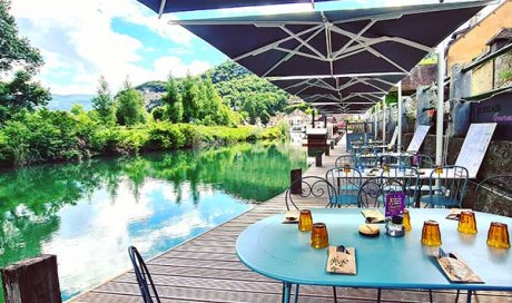Restaurant local avec une terrasse ensoleillée proche Aix-les-Bains